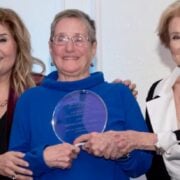 Capture decran 13 11 2025 213431 m1.quebecormedia.com e1763087907780 Janette Bertrand remet le Prix Bien-Être à Marjolaine St-Jules lors de la soirée