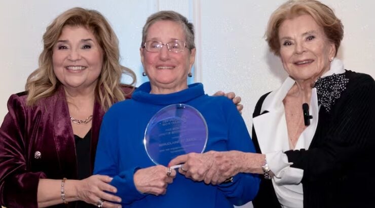 Capture decran 13 11 2025 213431 m1.quebecormedia.com e1763087907780 Janette Bertrand remet le Prix Bien-Être à Marjolaine St-Jules lors de la soirée