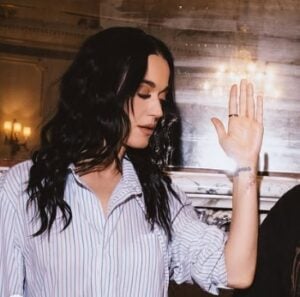 En couple avec Justin Trudeau, Katy Perry dévoile son nouveau tatouage 2 En couple avec Justin Trudeau, Katy Perry dévoile son nouveau tatouage Capture decran 16 11 2025 135645 www.celebritesqc.com En couple avec Justin Trudeau, Katy Perry dévoile son nouveau tatouage