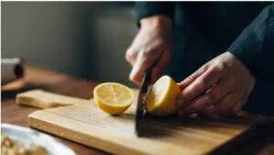 Capture decran 3 11 2025 31829 www.astucesantemag.com Citrons noircis : danger ou simple surprise ? On fait le point !