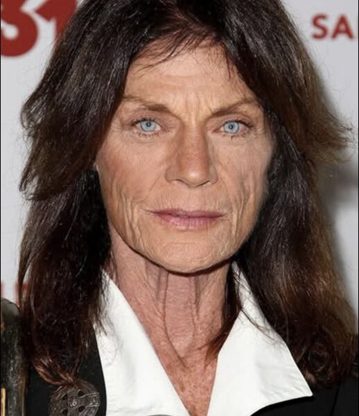 Capture decran 31 10 2025 235839 www.facebook.com Meg Foster, l’actrice au regard de glace, réapparaît à 76 ans : méconnaissable mais toujours aussi fascinante**