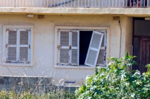 Je n’en pouvais plus » : un homme détruit sa propre maison à coups de marteau pour en finir 4 Je n’en pouvais plus » : un homme détruit sa propre maison à coups de marteau pour en finir Capture decran 5 11 2025 23358 www.demotivateur.fr Je n’en pouvais plus » : un homme détruit sa propre maison à coups de marteau pour en finir