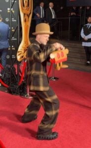 Capture decran 9 11 2025 211056 cdn.vedettequebec.com Pierre Lapointe fait réagir avec son look unique sur le tapis rouge du Gala de l’ADISQ 2025