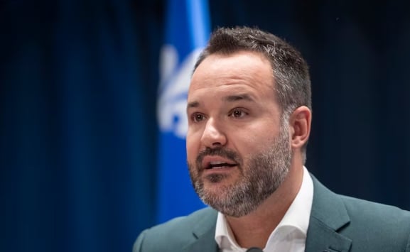 Capture decran 9 11 2025 225026 www.lesacdechips.com On sait enfin qui est la nouvelle blonde du ministre Mathieu Lacombe