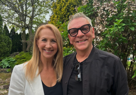 Vidéo touchante : Marc Labrèche en larmes face à l’amour de sa blonde 1 Vidéo touchante : Marc Labrèche en larmes face à l’amour de sa blonde Capture le 2026 01 30 a 08.54.49 Vidéo touchante : Marc Labrèche en larmes face à l’amour de sa blonde