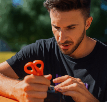 Travail en plein air avec des ciseaux e1763592970445 Une vidéo virale révèle à quel point certains cadenas sont faciles à contourner — et les réactions font exploser Instagram