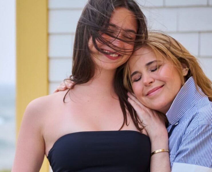 julie snyder romy fete iles e1762303279950 25 ans plus tard, la fille de Julie Snyder, Romy, porte une tenue extravagante de sa mère