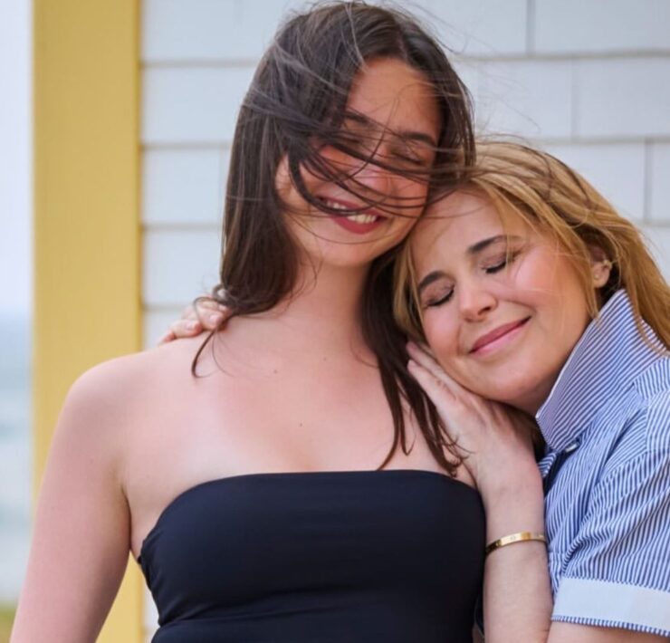 julie snyder romy fete iles e1762303279950 25 ans plus tard, la fille de Julie Snyder, Romy, porte une tenue extravagante de sa m&egrave;re