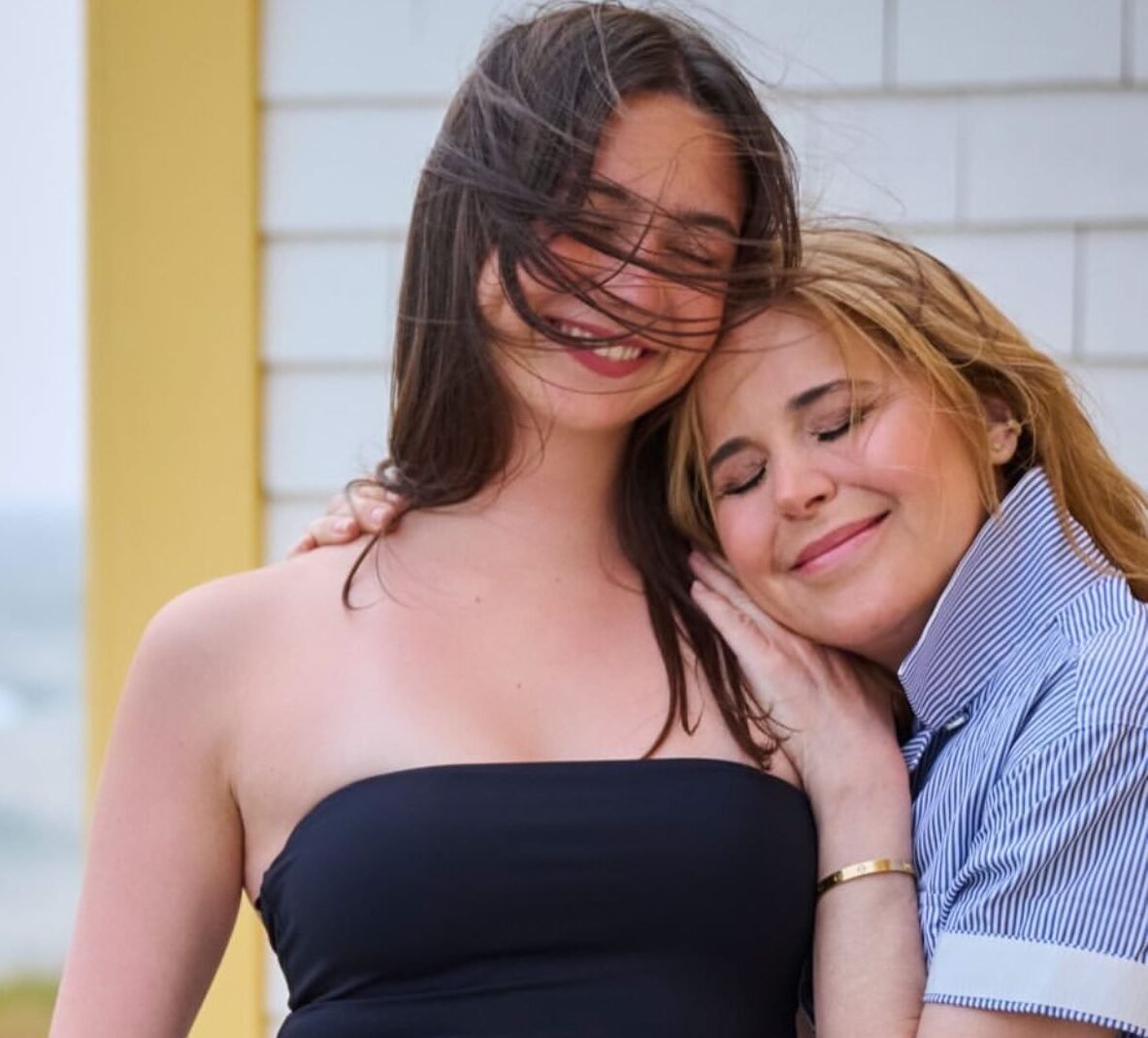 25 ans plus tard, la fille de Julie Snyder, Romy, porte une tenue extravagante de sa mère 1 25 ans plus tard, la fille de Julie Snyder, Romy, porte une tenue extravagante de sa mère julie snyder romy fete iles e1762303279950 25 ans plus tard, la fille de Julie Snyder, Romy, porte une tenue extravagante de sa mère