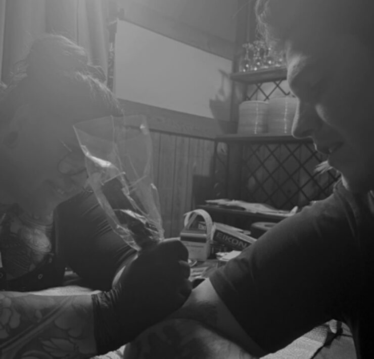 ludovick bourgeois seance tatouage Ludovick Bourgeois d&eacute;voile un geste complice et symbolique avec Olivia Rochon