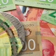 montage final 1762750485 Un versement arrive dans les comptes bancaires de nombreux Québécois dans les prochains jours