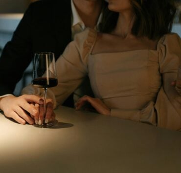 Pourquoi certaines personnes entretiennent plusieurs relations en même temps ? 2 Pourquoi certaines personnes entretiennent plusieurs relations en même temps ? pexels cottonbro 4695783 Pourquoi certaines personnes entretiennent plusieurs relations en même temps ?