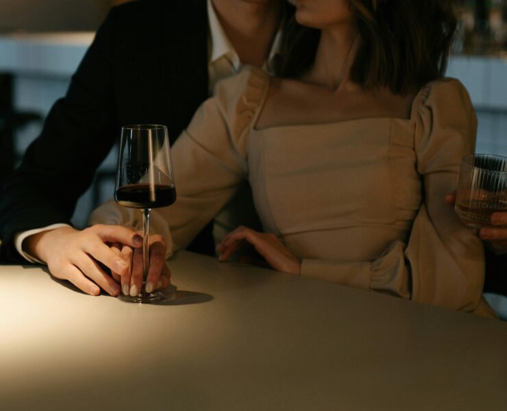 pexels cottonbro 4695783 Pourquoi certaines personnes entretiennent plusieurs relations en même temps ?