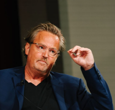 Mort de Matthew Perry : le médecin impliqué dans son addiction à la kétamine condamné à 30 mois de prison 2 Mort de Matthew Perry : le médecin impliqué dans son addiction à la kétamine condamné à 30 mois de prison Capture decran 2025 12 05 060404 Mort de Matthew Perry : le médecin impliqué dans son addiction à la kétamine condamné à 30 mois de prison