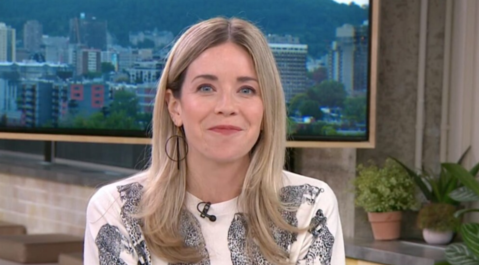 Triste nouvelle : Sabrina Cournoyer (Salut Bonjour) perd l’ouïe d’une oreille… et le geste de Jean-Michel Blais la fait fondre en larmes 1 Triste nouvelle : Sabrina Cournoyer (Salut Bonjour) perd l’ouïe d’une oreille… et le geste de Jean-Michel Blais la fait fondre en larmes Capture decran 2025 12 07 142801 Triste nouvelle : Sabrina Cournoyer (Salut Bonjour) perd l’ouïe d’une oreille… et le geste de Jean-Michel Blais la fait fondre en larmes