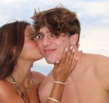 Le fils de Justin Trudeau fait réagir après la publication de photos en maillot de bain avec sa conjointe très connue 6 Le fils de Justin Trudeau fait réagir après la publication de photos en maillot de bain avec sa conjointe très connue Capture decran 2025 12 07 180314 Le fils de Justin Trudeau fait réagir après la publication de photos en maillot de bain avec sa conjointe très connue