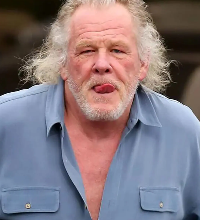 Capture decran 2025 12 07 184301 &laquo; L&rsquo;idole des ann&eacute;es 70 est m&eacute;connaissable aujourd&rsquo;hui ! &raquo; : Les fans stup&eacute;faits d&eacute;couvrent que l&rsquo;homme &acirc;g&eacute; qui les croise &eacute;tait autrefois leur star pr&eacute;f&eacute;r&eacute;e