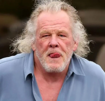 Capture decran 2025 12 07 184301 e1765151312932 « L’idole des années 70 est méconnaissable aujourd’hui ! » : Les fans stupéfaits découvrent que l’homme âgé qui les croise était autrefois leur star préférée