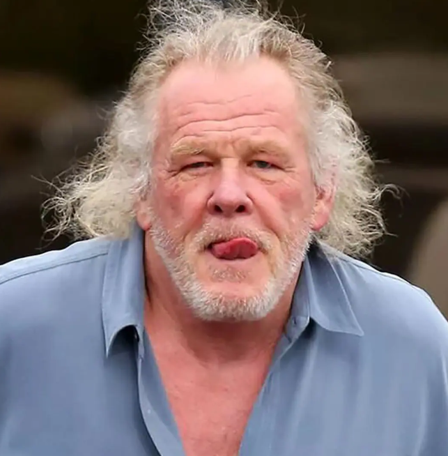 « L’idole des années 70 est méconnaissable aujourd’hui ! » : Les fans stupéfaits découvrent que l’homme âgé qui les croise était autrefois leur star préférée 1 « L’idole des années 70 est méconnaissable aujourd’hui ! » : Les fans stupéfaits découvrent que l’homme âgé qui les croise était autrefois leur star préférée Capture decran 2025 12 07 184301 e1765151312932 « L’idole des années 70 est méconnaissable aujourd’hui ! » : Les fans stupéfaits découvrent que l’homme âgé qui les croise était autrefois leur star préférée