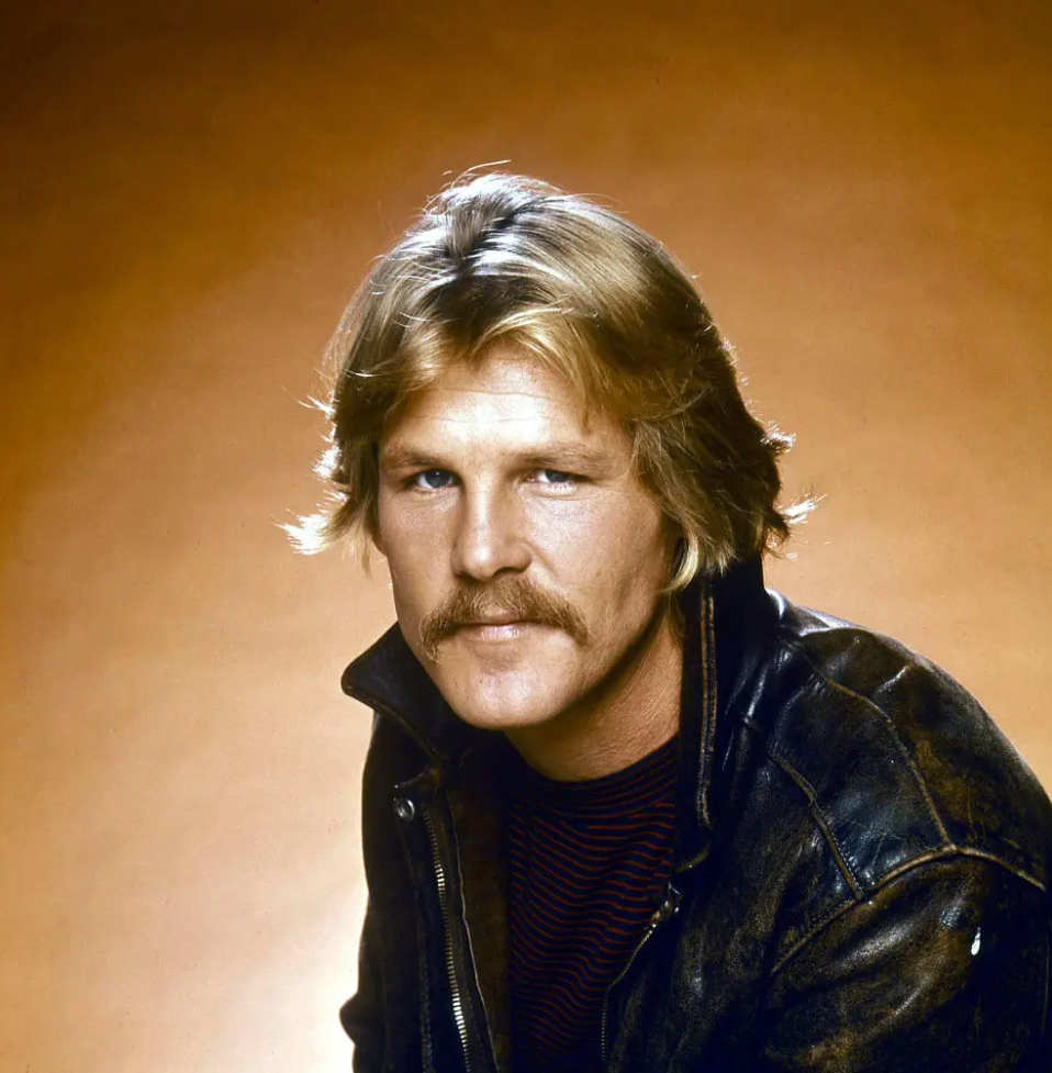 Capture decran 2025 12 07 184313 « L’idole des années 70 est méconnaissable aujourd’hui ! » : Les fans stupéfaits découvrent que l’homme âgé qui les croise était autrefois leur star préférée