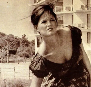 “Dents abîmées, peau relâchée, plus de sourcils !” : Claudia Cardinale choque certains fans… mais sa transformation raconte une histoire bien plus forte 2 “Dents abîmées, peau relâchée, plus de sourcils !” : Claudia Cardinale choque certains fans… mais sa transformation raconte une histoire bien plus forte Capture decran 2025 12 07 184757 e1765151474566 “Dents abîmées, peau relâchée, plus de sourcils !” : Claudia Cardinale choque certains fans… mais sa transformation raconte une histoire bien plus forte