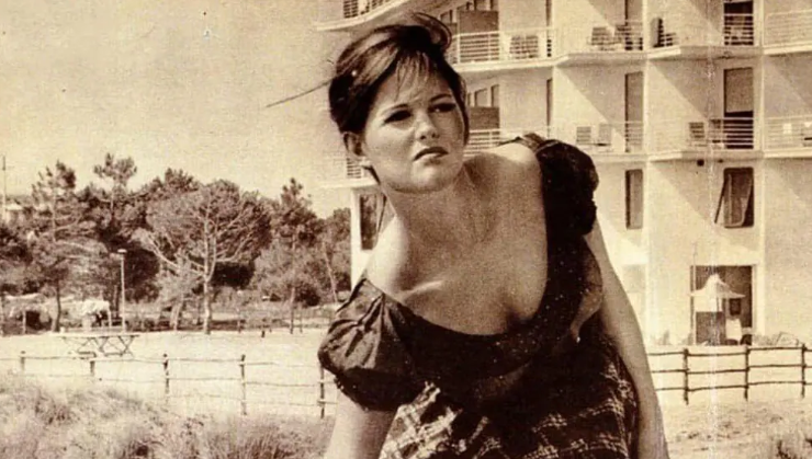 Capture decran 2025 12 07 184757 e1765151474566 &ldquo;Dents ab&icirc;m&eacute;es, peau rel&acirc;ch&eacute;e, plus de sourcils !&rdquo; : Claudia Cardinale choque certains fans&hellip; mais sa transformation raconte une histoire bien plus forte