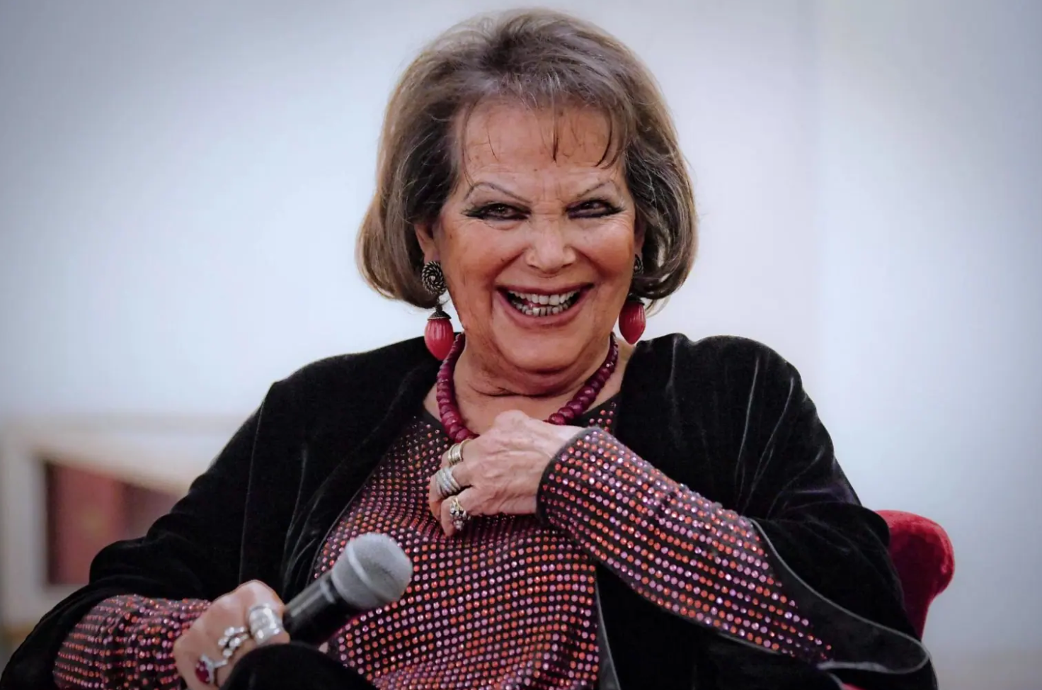 Capture decran 2025 12 07 184810 “Dents abîmées, peau relâchée, plus de sourcils !” : Claudia Cardinale choque certains fans… mais sa transformation raconte une histoire bien plus forte