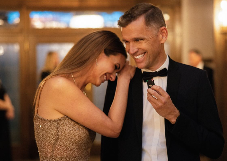 Capture decran 2025 12 09 092510 La journaliste Monic N&eacute;ron et Bruno Marchand font tourner toutes les t&ecirc;tes au Bal du maire de Qu&eacute;bec