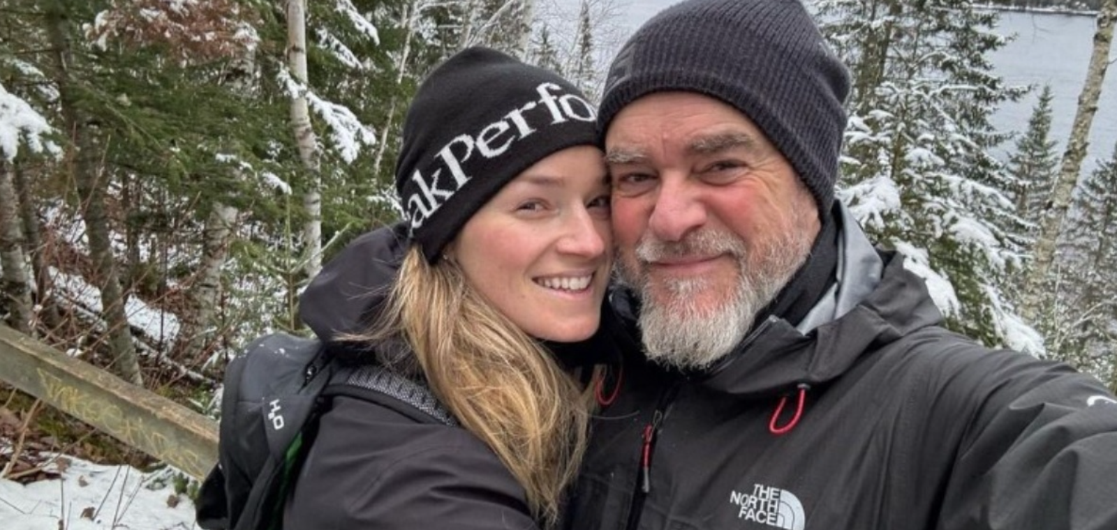 La photo d’enfance de Sylvain Cossette fait frissonner tout le Québec : un Père Noël digne d’un film d’horreur vintage ! 1 La photo d’enfance de Sylvain Cossette fait frissonner tout le Québec : un Père Noël digne d’un film d’horreur vintage ! Capture decran 2025 12 09 103514 La photo d’enfance de Sylvain Cossette fait frissonner tout le Québec : un Père Noël digne d’un film d’horreur vintage !