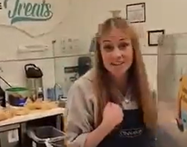 Une employée d’un restaurant perd totalement le contrôle et la scène devient virale 2 Une employée d’un restaurant perd totalement le contrôle et la scène devient virale Capture decran 2025 12 09 113438 Une employée d’un restaurant perd totalement le contrôle et la scène devient virale