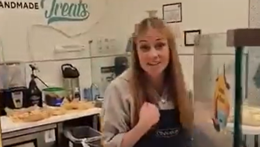 Une employée d’un restaurant perd totalement le contrôle et la scène devient virale 1 Une employée d’un restaurant perd totalement le contrôle et la scène devient virale Capture decran 2025 12 09 113438 Une employée d’un restaurant perd totalement le contrôle et la scène devient virale