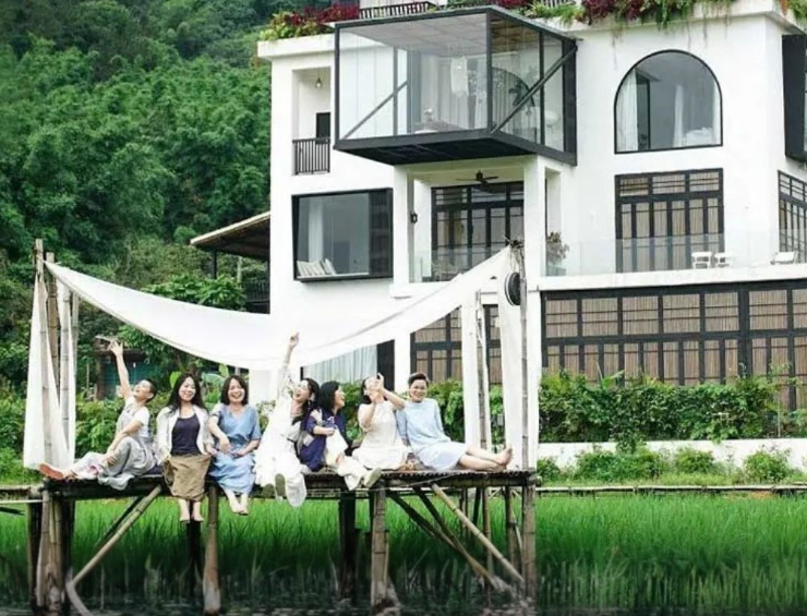 Capture decran 2025 12 09 181715 Elles refusent de vieillir seules : sept amies construisent leur maison pour vivre leur retraite ensemble