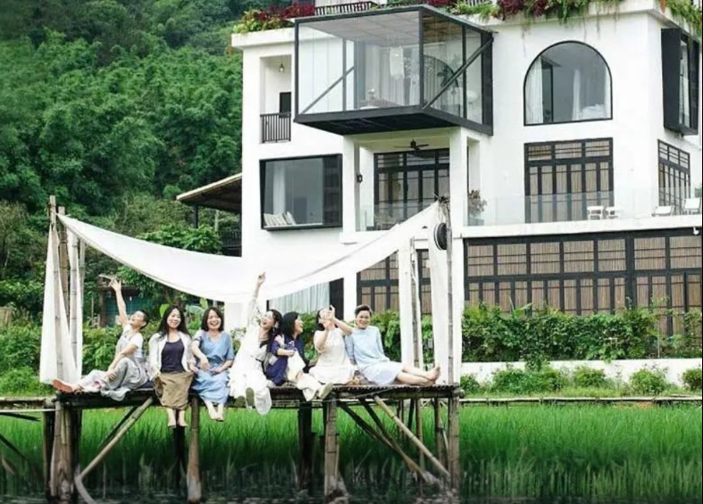 Capture decran 2025 12 09 181715 Elles refusent de vieillir seules : sept amies construisent leur maison pour vivre leur retraite ensemble