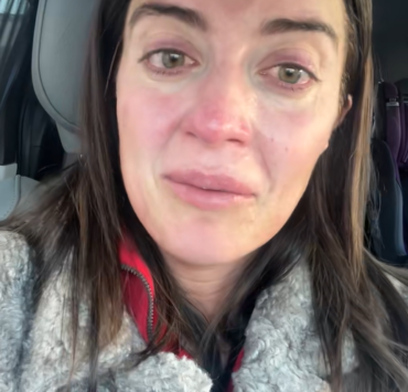 Une jeune femme s’effondre en larmes après avoir perdu sa maison dans un incendie… et découvre que son assurance ne peut rien faire 2 Une jeune femme s’effondre en larmes après avoir perdu sa maison dans un incendie… et découvre que son assurance ne peut rien faire Capture decran 2025 12 13 132602 Une jeune femme s’effondre en larmes après avoir perdu sa maison dans un incendie… et découvre que son assurance ne peut rien faire