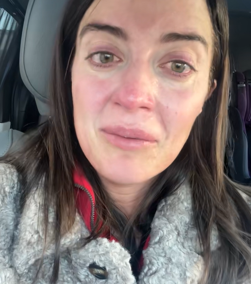 Une jeune femme s’effondre en larmes après avoir perdu sa maison dans un incendie… et découvre que son assurance ne peut rien faire 1 Une jeune femme s’effondre en larmes après avoir perdu sa maison dans un incendie… et découvre que son assurance ne peut rien faire Capture decran 2025 12 13 132602 Une jeune femme s’effondre en larmes après avoir perdu sa maison dans un incendie… et découvre que son assurance ne peut rien faire