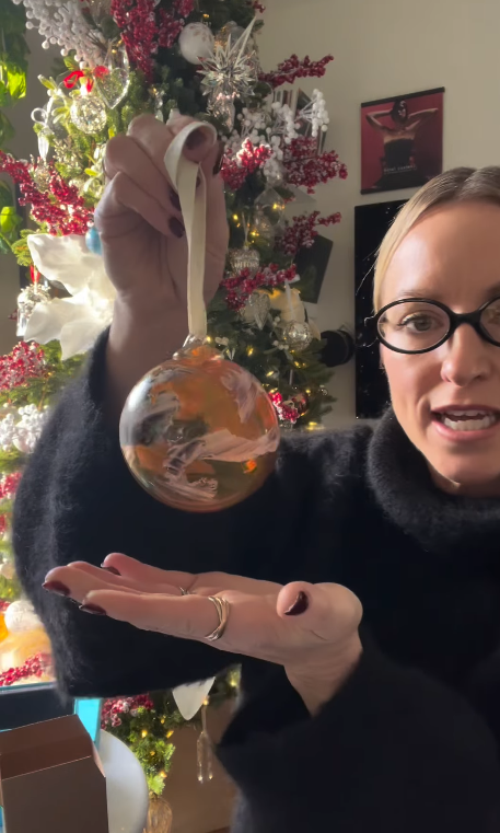 Émily Bégin dévoile son décor des Fêtes… et un détail ne passe pas inaperçu 3 Émily Bégin dévoile son décor des Fêtes… et un détail ne passe pas inaperçu Capture decran 2025 12 13 154459 Émily Bégin dévoile son décor des Fêtes… et un détail ne passe pas inaperçu