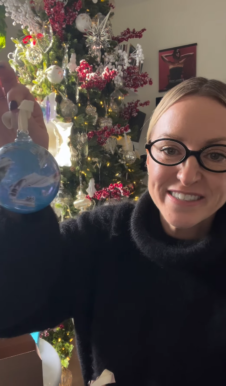 Émily Bégin dévoile son décor des Fêtes… et un détail ne passe pas inaperçu 4 Émily Bégin dévoile son décor des Fêtes… et un détail ne passe pas inaperçu Capture decran 2025 12 13 154519 Émily Bégin dévoile son décor des Fêtes… et un détail ne passe pas inaperçu