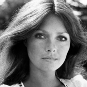 Capture decran 2025 12 13 194846 e1765673545161 À 76 ans, Jennifer O’Neill surprend le public… et son apparence fait beaucoup réagir