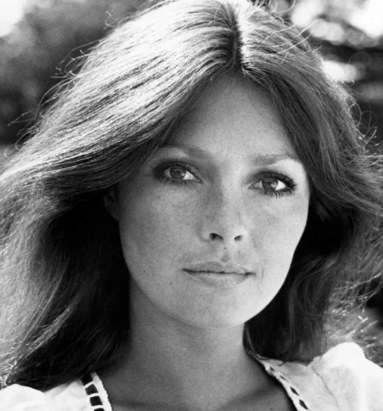 À 76 ans, Jennifer O’Neill surprend le public… et son apparence fait beaucoup réagir 1 À 76 ans, Jennifer O’Neill surprend le public… et son apparence fait beaucoup réagir Capture decran 2025 12 13 194846 e1765673545161 À 76 ans, Jennifer O’Neill surprend le public… et son apparence fait beaucoup réagir