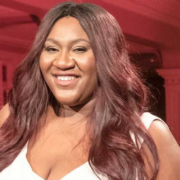 Capture decran 2025 12 17 193935 M&eacute;lissa B&eacute;dard &eacute;blouit avec sa robe de No&euml;l et fait sensation avant sa performance