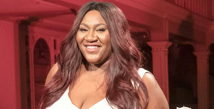 Capture decran 2025 12 17 193935 M&eacute;lissa B&eacute;dard &eacute;blouit avec sa robe de No&euml;l et fait sensation avant sa performance