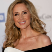 Capture decran 2025 12 29 082554 Lara Fabian ose des photos r&eacute;v&eacute;latrices &agrave; 55 ans et enflamme le Web