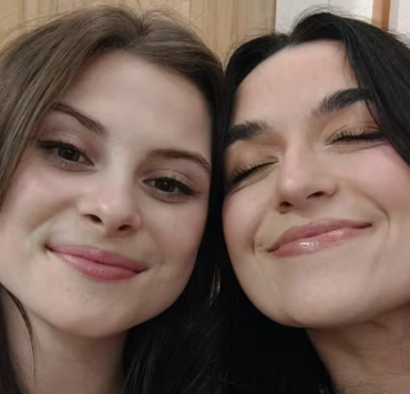 Capture decran 2025 12 31 124109 Mia Tinayre retrouve Katrine Sansregret apr&egrave;s Star Acad&eacute;mie&hellip; et leur photo fait fondre les fans