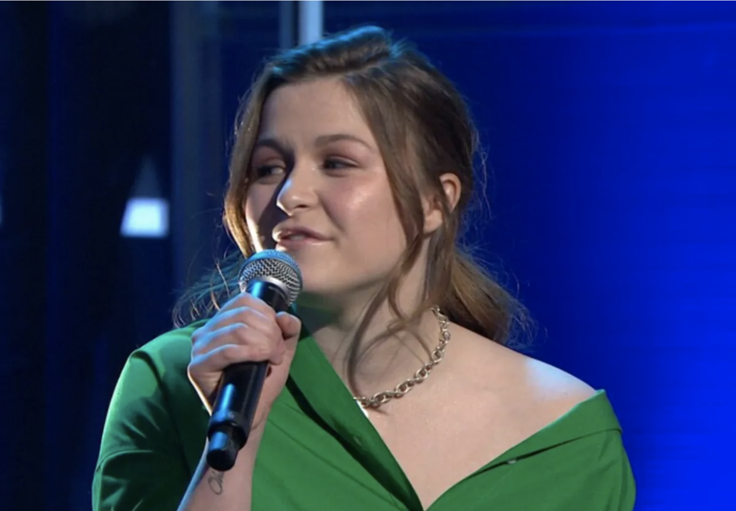 L’homme qui fait rayonner Delphine Morissette : une escapade qui fait jaser 1 L’homme qui fait rayonner Delphine Morissette : une escapade qui fait jaser Capture decran le 2025 12 01 a 03.24.11 L’homme qui fait rayonner Delphine Morissette : une escapade qui fait jaser