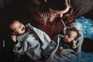 Capture decran le 2025 12 01 a 13.03.39 À 19 ans, elle donne naissance à des jumeaux… de deux pères différents : un phénomène médical aussi rare que réel