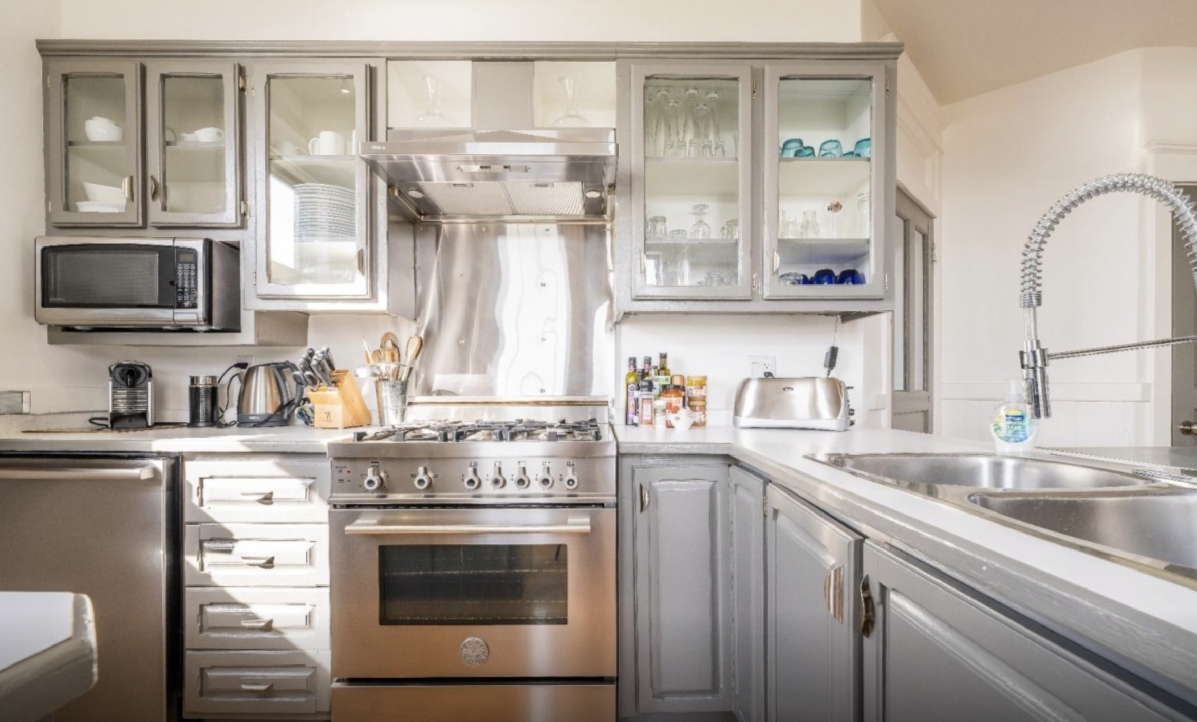 Julie Snyder met en vente son hôtel privé aux Îles-de-la-Madeleine — et voici toutes les photos 4 Julie Snyder met en vente son hôtel privé aux Îles-de-la-Madeleine — et voici toutes les photos Capture decran le 2025 12 01 a 13.36.01 Julie Snyder met en vente son hôtel privé aux Îles-de-la-Madeleine — et voici toutes les photos