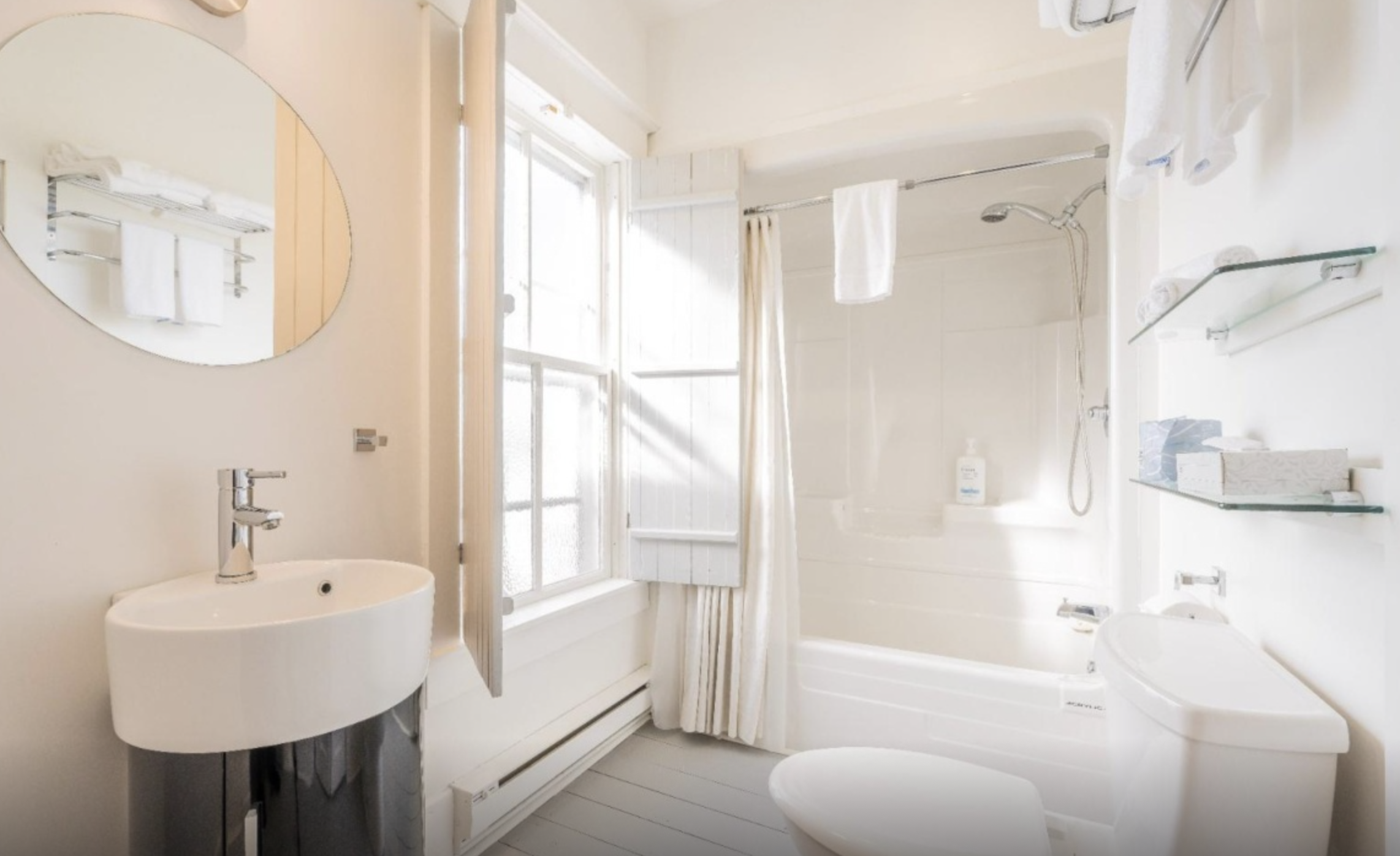 Capture decran le 2025 12 01 a 13.44.36 Julie Snyder met en vente son h&ocirc;tel priv&eacute; aux &Icirc;les-de-la-Madeleine &mdash; et voici toutes les photos