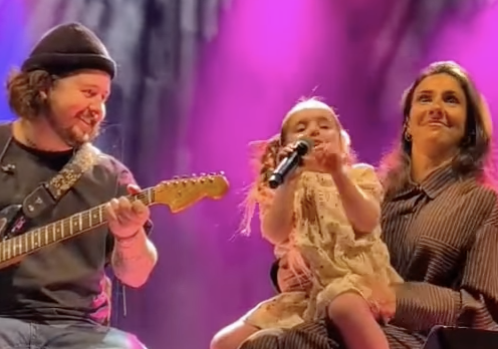 Rafaëlle Roy : sa fille Maya vole la vedette en chantant Golden de KPop Demon Hunters 1 Rafaëlle Roy : sa fille Maya vole la vedette en chantant Golden de KPop Demon Hunters Capture decran le 2025 12 01 a 17.09.01 Rafaëlle Roy : sa fille Maya vole la vedette en chantant Golden de KPop Demon Hunters