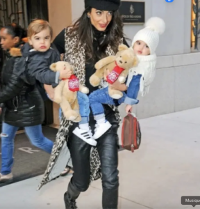 Les Jumeaux Clooney : Leur Ressemblance Avec Papa Fait Fondre Internet ! 3 Les Jumeaux Clooney : Leur Ressemblance Avec Papa Fait Fondre Internet ! Capture decran le 2025 12 04 a 02.36.35 Les Jumeaux Clooney : Leur Ressemblance Avec Papa Fait Fondre Internet !