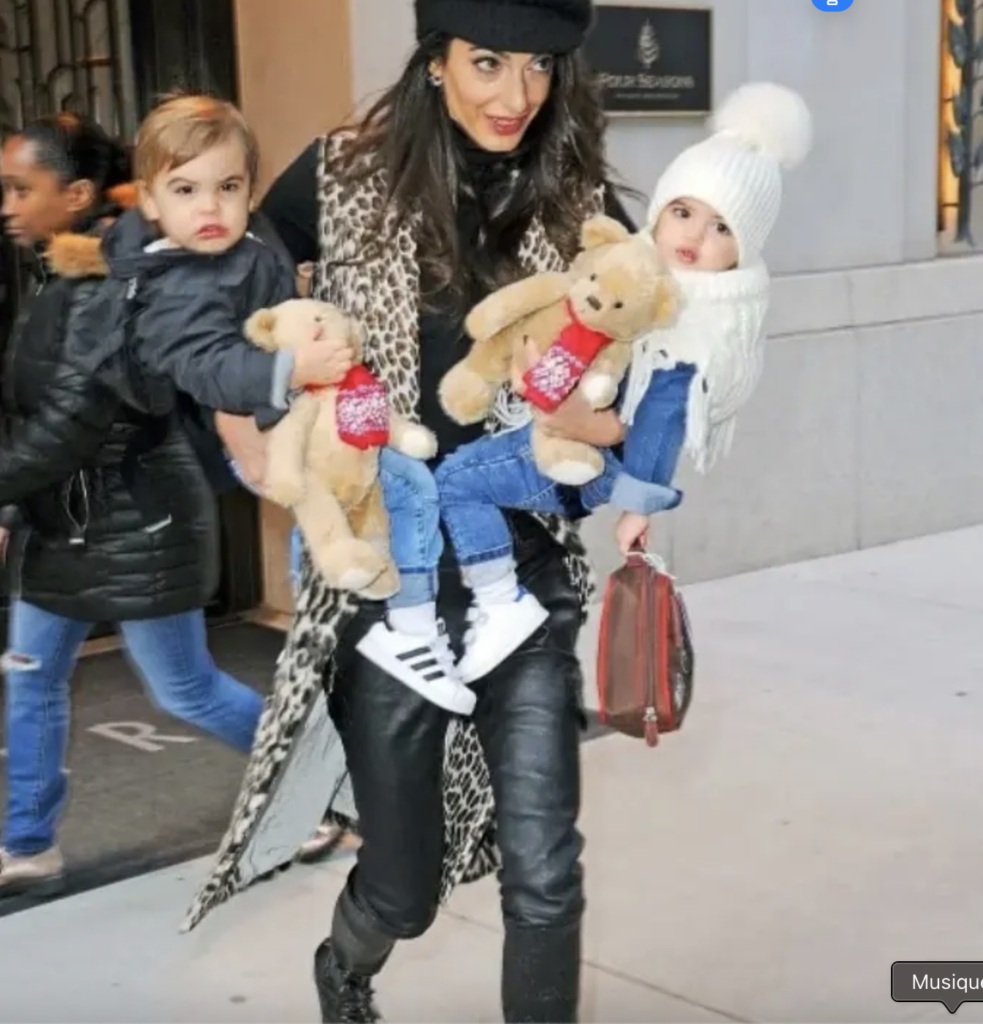 Capture decran le 2025 12 04 a 02.36.35 La Ressemblance Choc des Jumeaux Clooney avec leur Papa : Internet en &Eacute;bullition !